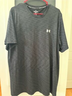 Under Armour Men’s Heathered Charcoal Short Sleeve Performance Tee